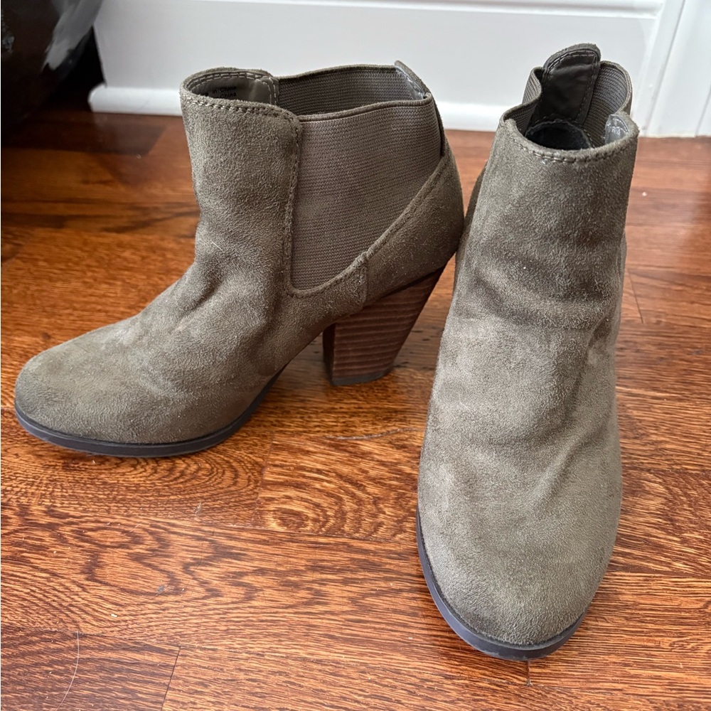 Stylish Women's Suede Ankle Boots - Taupe